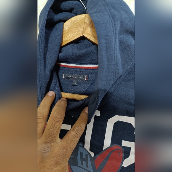 Tommy Hilfiger Boys Bulldog Hoodie in Navy First pic for price reference. - Picture 3 of 6